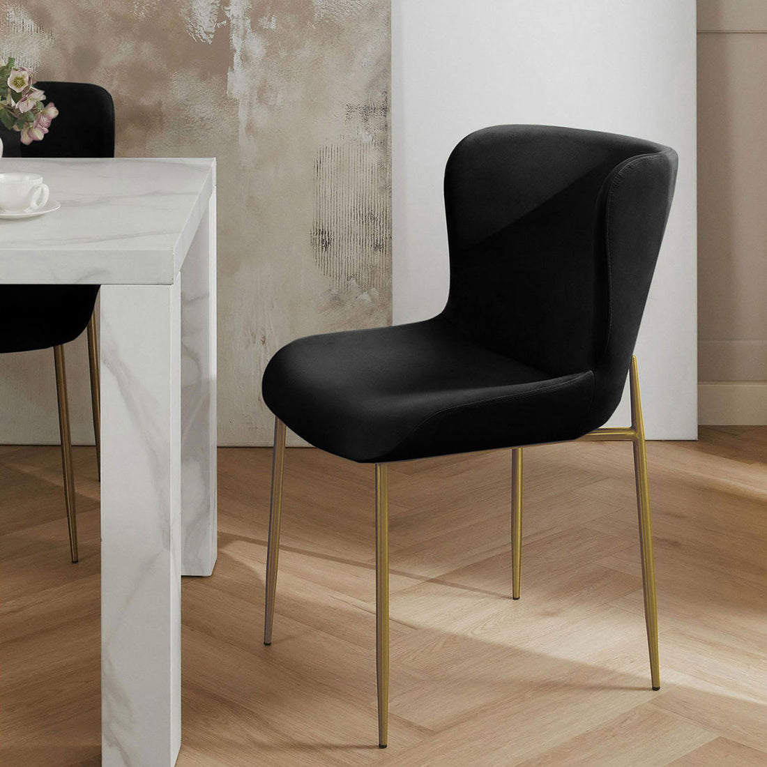 Silla Parana Velvet Negra en comedor, foto ambientada
