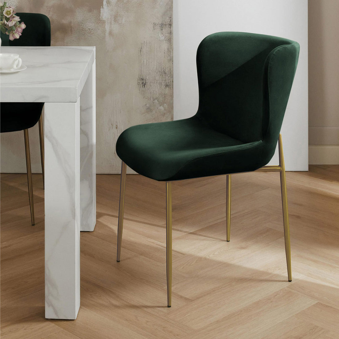 Silla Parana Velvet Verde en comedor, foto ambientada