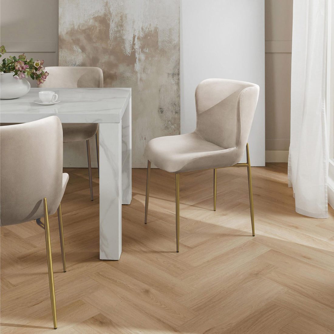 Silla Parana Velvet Crema en comedor, foto ambientada