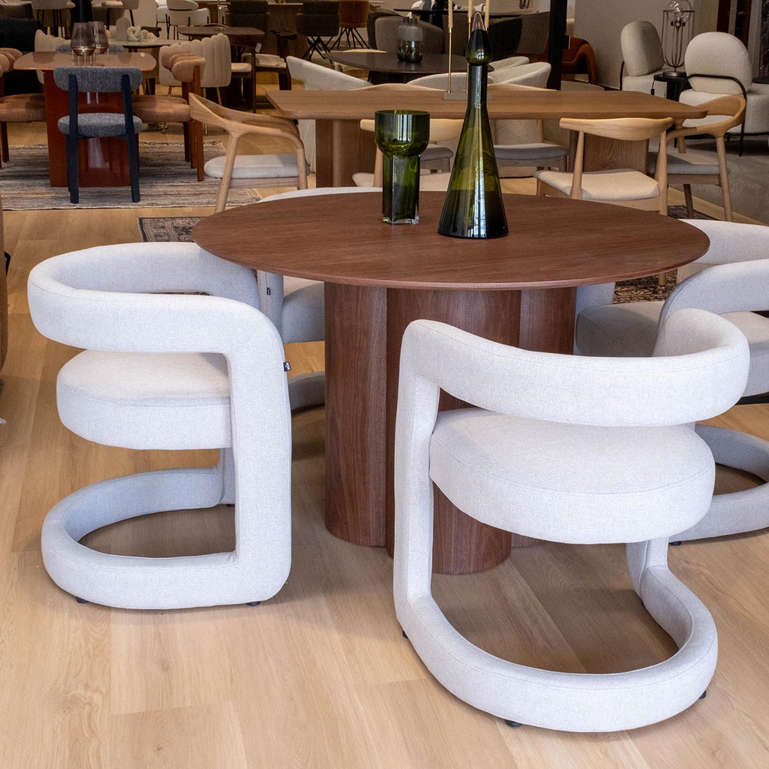 Silla Abu Dhabi Gris en comedor con Mesa Cartagena, foto ambientada