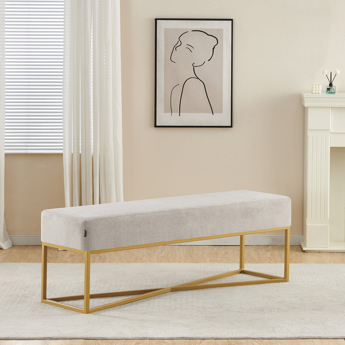 Banca Anecy Beige Vista en Cuarto, Con luz Calida, Con persianas y un Cuadro de arte