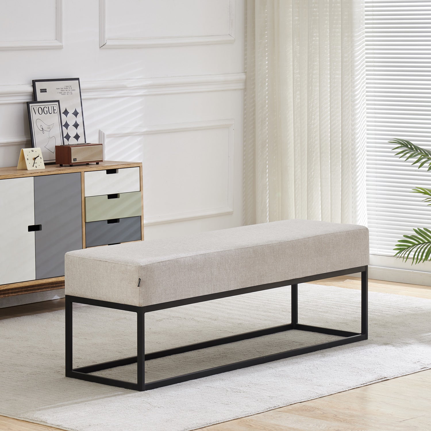 Banca Clermont Beige Vista en Cuarto a Lado de Mueble con Cajones en Espacio Minimalista 