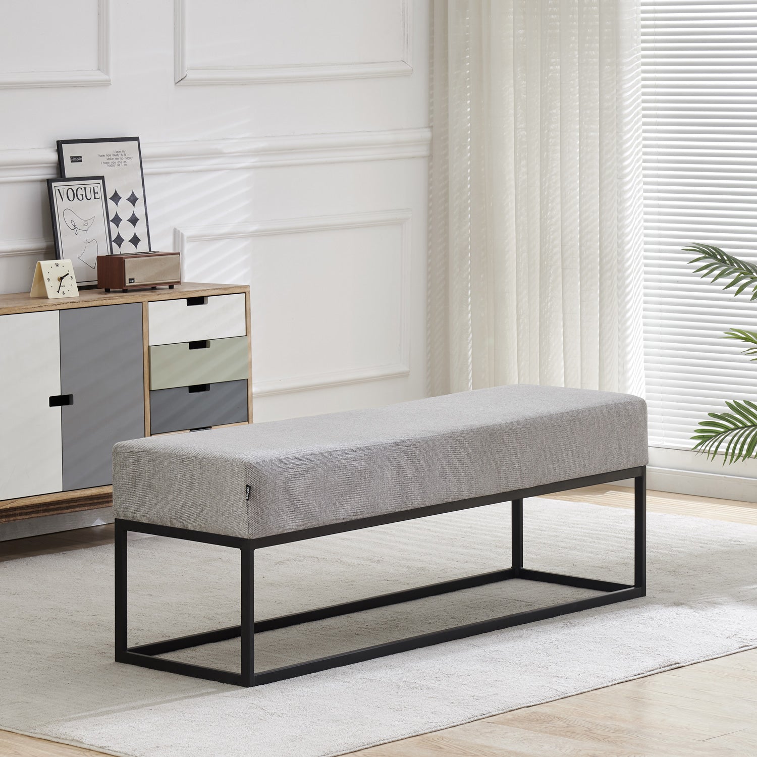 Banca Clermont Gris Vista en Cuarto a Lado de Mueble con Cajones en Espacio Minimalista 