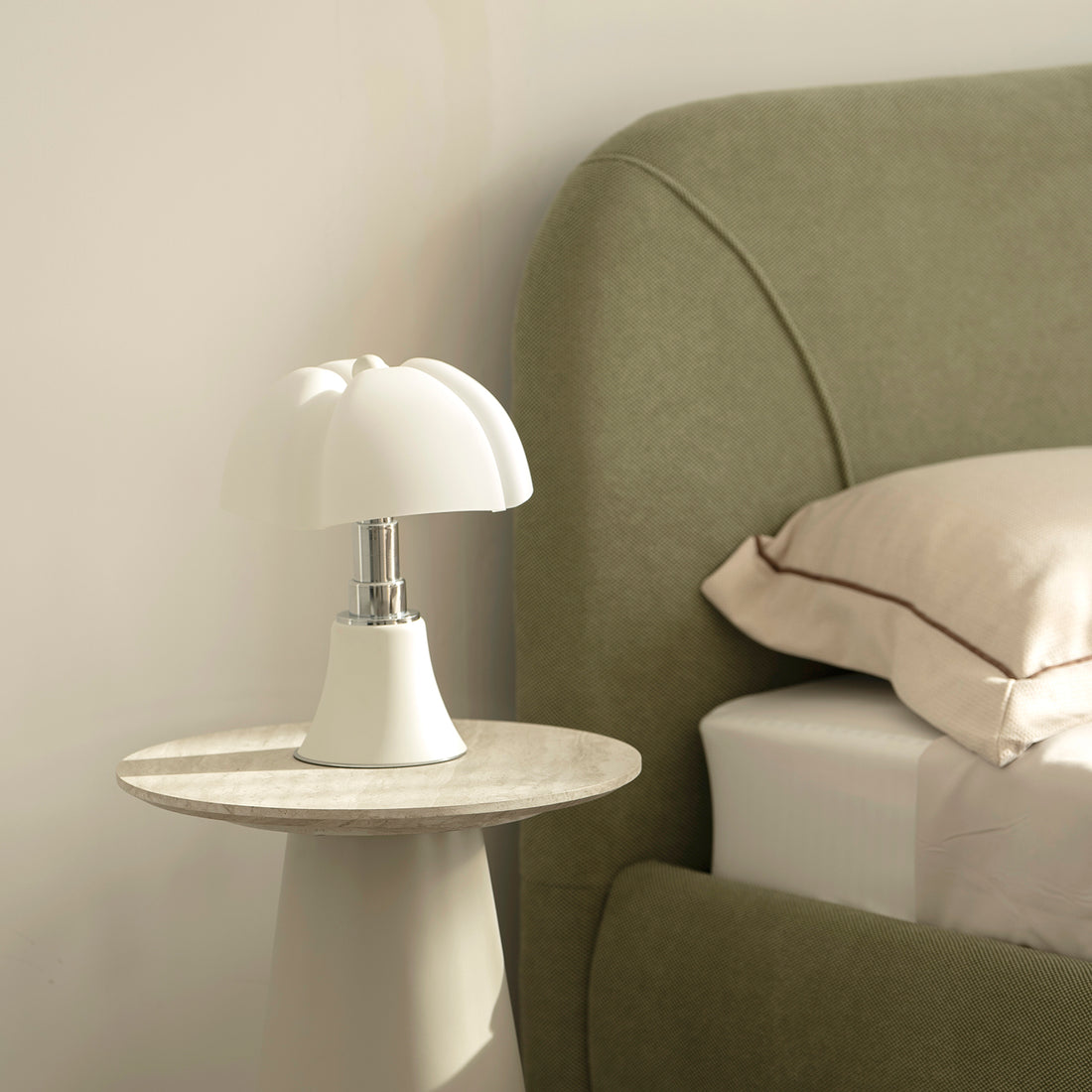 foto lifestyle de la cabecera vigo en una habitación en el atardecer, acompañada de un buró con una lampara de mesa