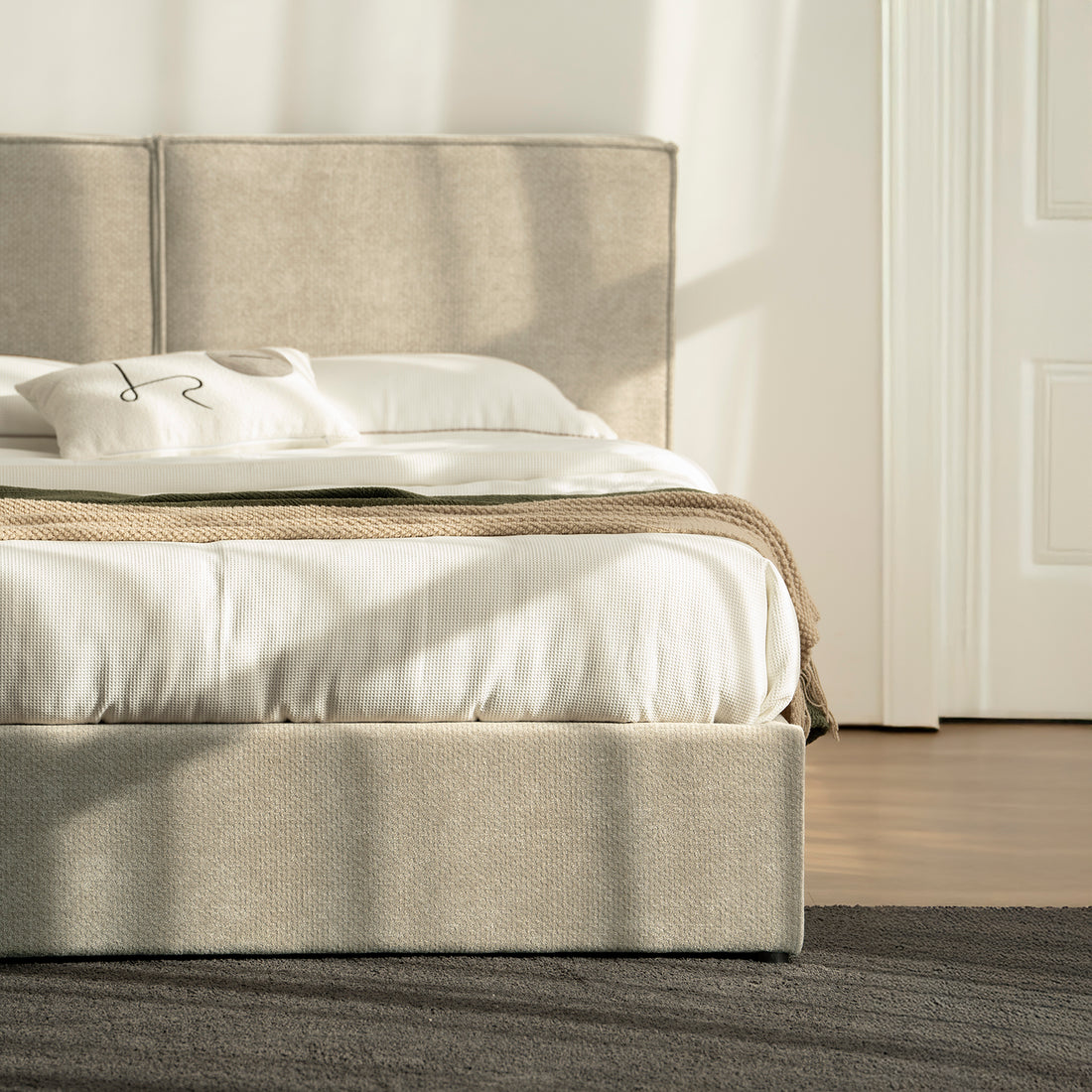 Cama Madrid Matrimonial vista en cuarto, detalle cercano