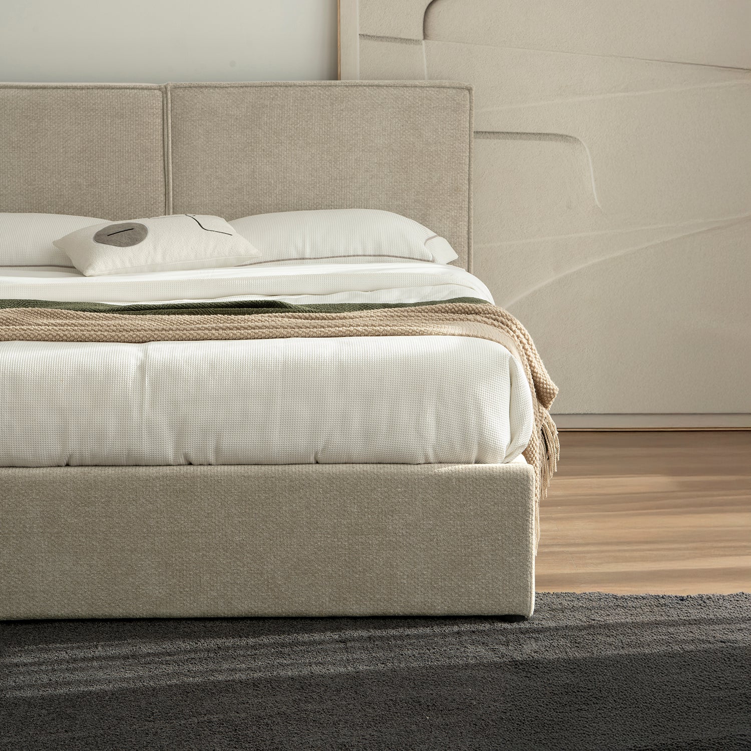 CAMA MADRID VISTA EN DETALLE CERCANO DE LA MITAD DE LA CAMA EN CUARTO RDTILO LIFESTYLE 