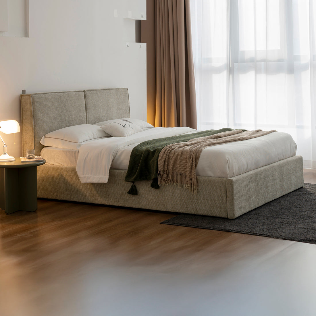 Cama Madrid Matrimonial vista lateral en el cuarto con mesa de centro