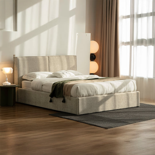 Cama Madrid Matrimonial vista en perspectiva en un cuarto con mesa lateral y luces cálidas sobre un tapete