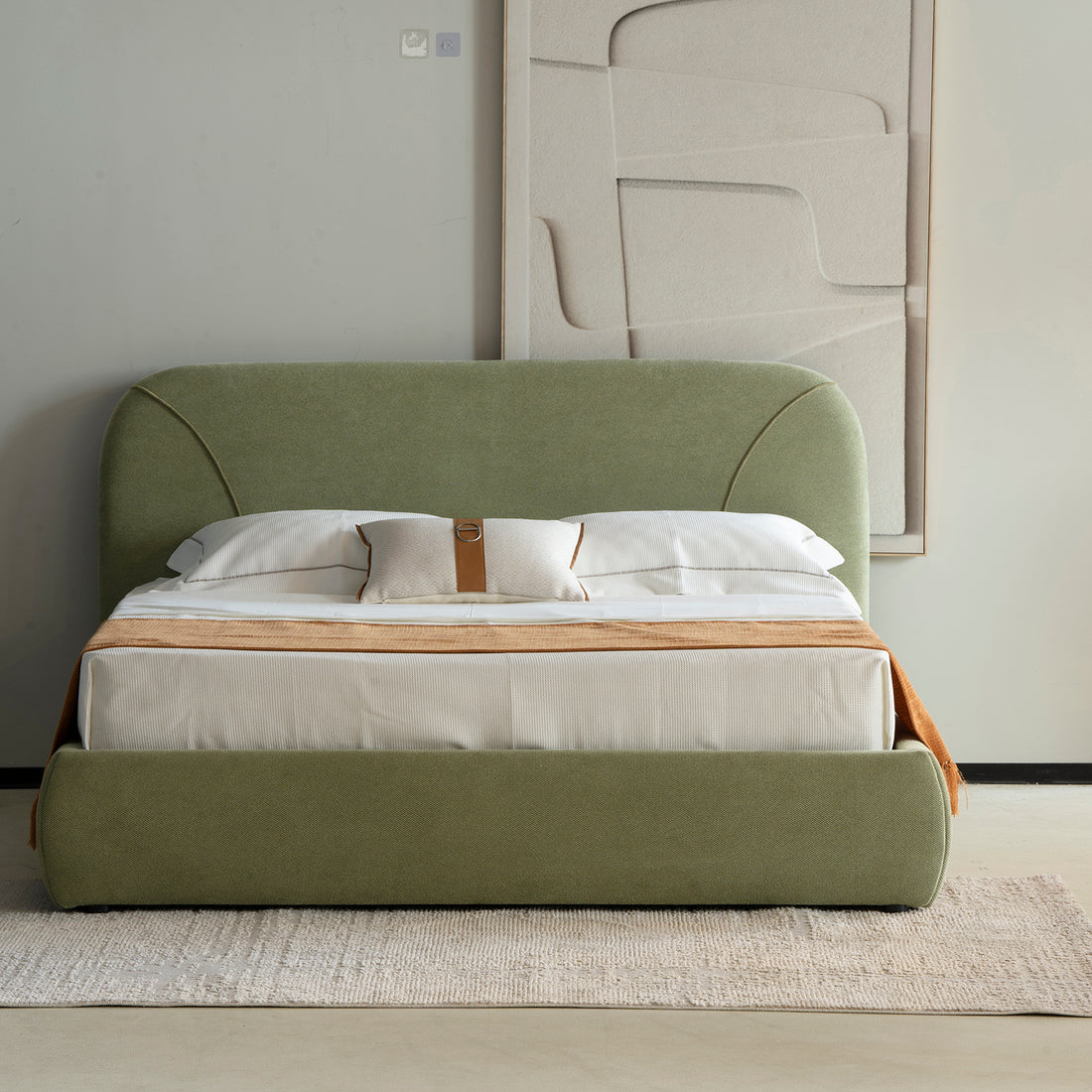 FOTO LIFESTYLE DE LA CAMA MATRIMONIAL VIGO EN VISTA FRONTAL, EN UNAHABITACIÓN CON UNA ALFOMBRA A LOS PIES