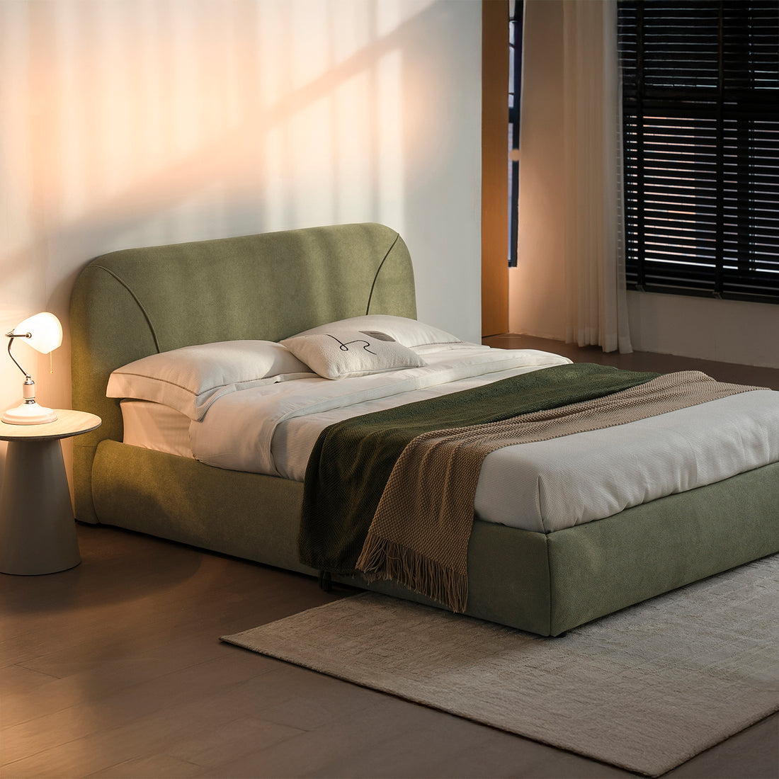 FOTO LIFESTYLE CAMA MATRIMONIAL VIGO EN UNA HABITACIÓN DE NOCHE, ACOMPAÑADA DE UNA MESA LATERAL CON UNA LAMPARA