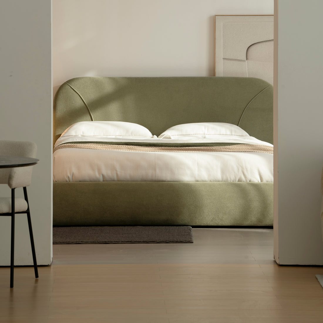 FOTO LIFESTYLE DE CAMA MATRIMONIAL VIGO, VISTA DESDE UN CUARTO EXTERNO