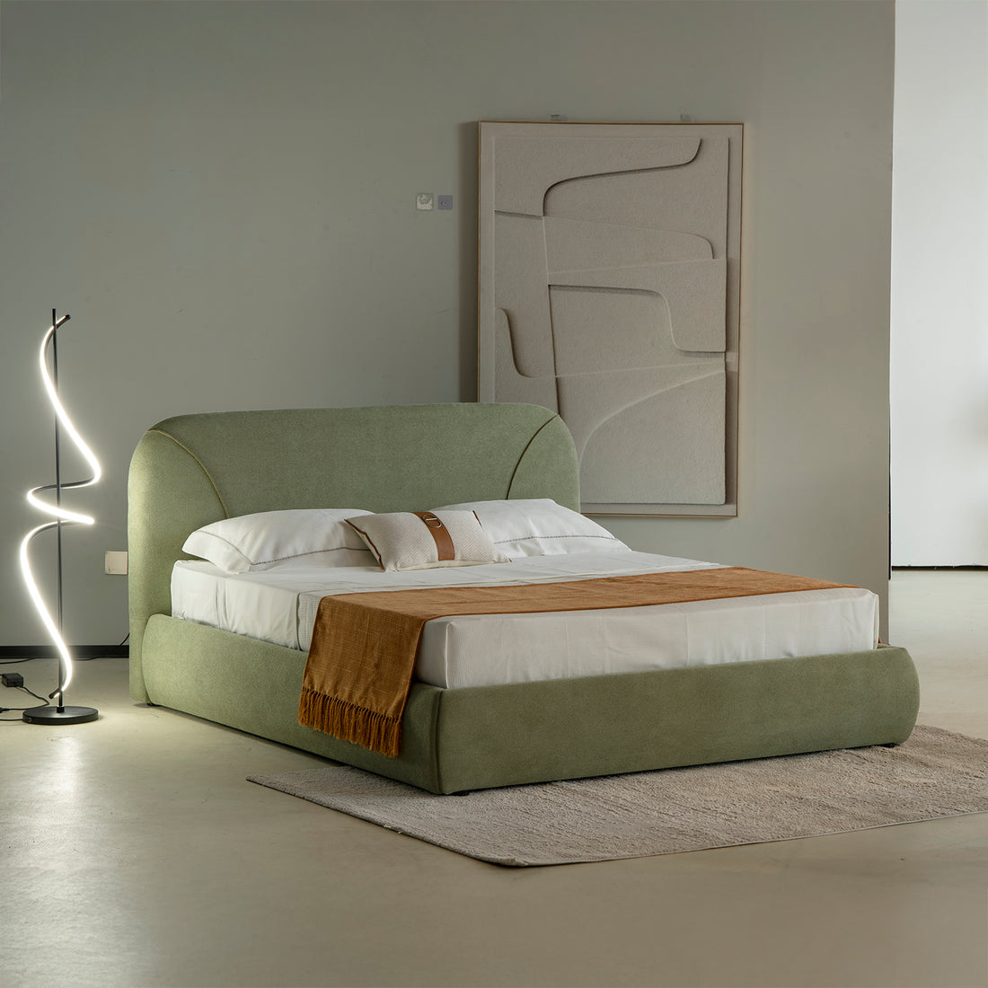 FOTO LIFESTYLE DE LA CAMA MATRIMONIAL VIGO EN UNA HABITACIÓN AMPLIA, CON UNA LAMPARA DE DISEÑO MODERNO A UN ADO, UN CUADRO DEL OTRO Y UN TAMPETE AL FRENTE