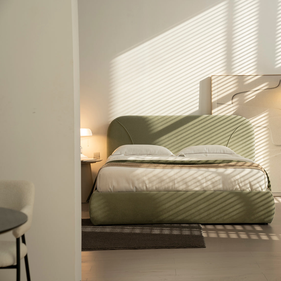 Foto lifestyle de la cama matrimonial Vigo vista desde otra habitación