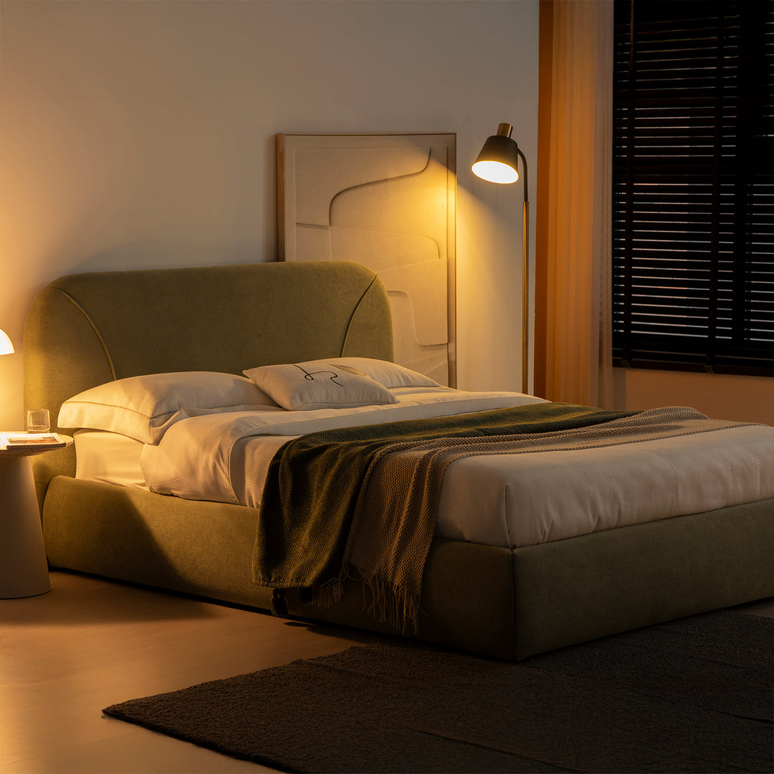 Foto lifestyle en cama matrimonial Vigo de noche en una habitación junto a una lampara de noche, un cuadro una mesa lateral
