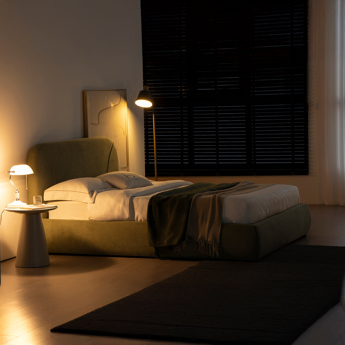 Foto lifestyle en cama matrimonial Vigo de noche en una habitación junto a una lampara de noche, un cuadro una mesa lateral