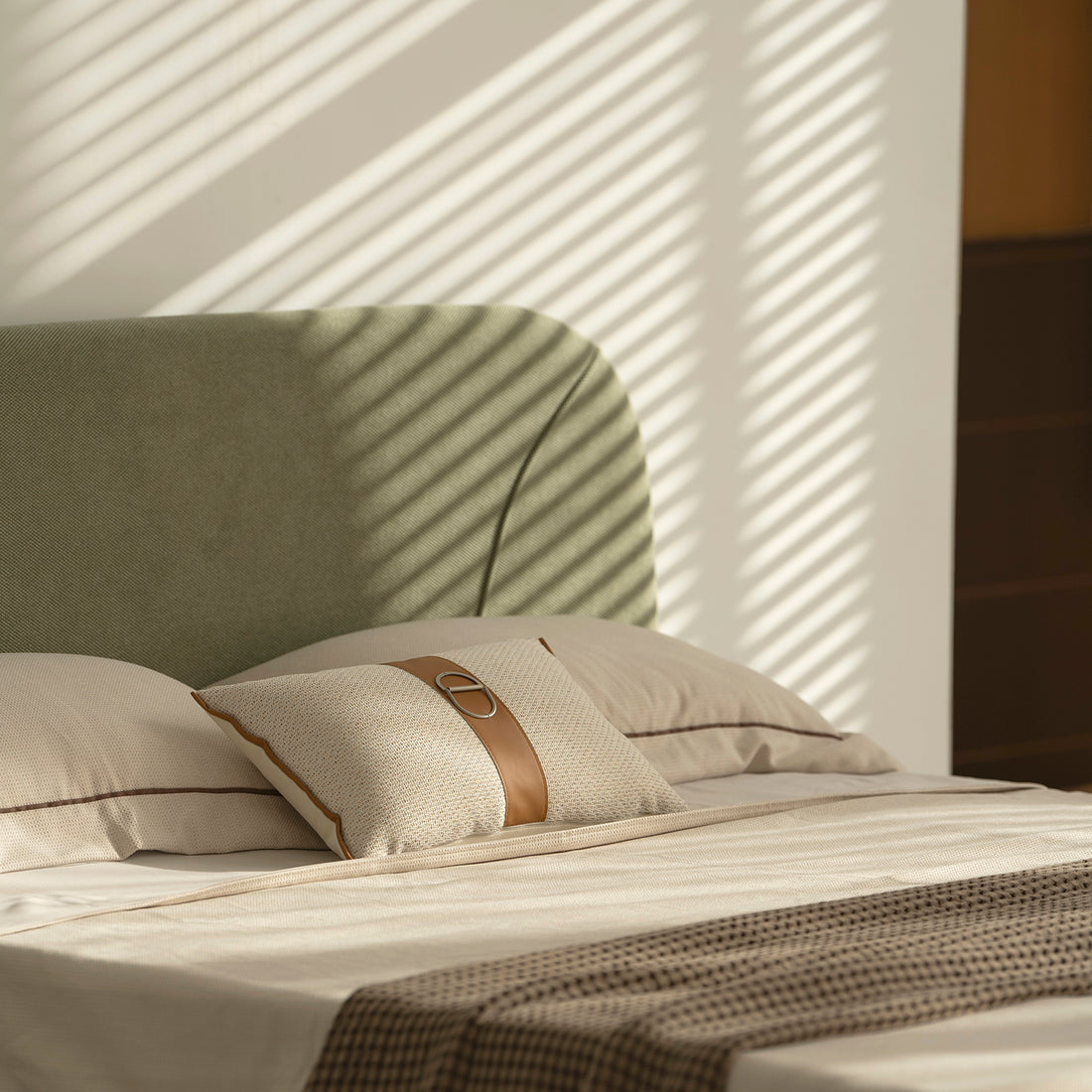 Foto lifestyle de detalle de la cabecera de la cama matrimonial vigo