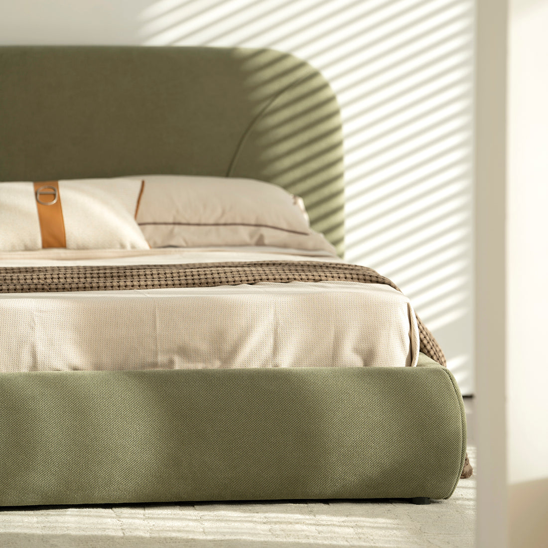 FOTO LIFESTYE DE DETAE DE LA BASE DE LA CAMA MATRIMONIAL VIGO