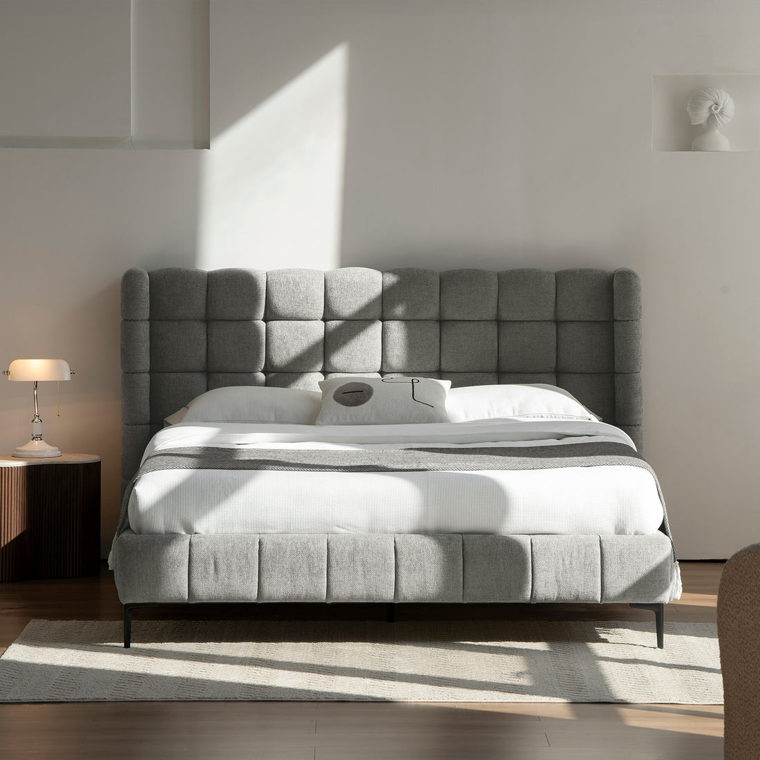 Cama Toledo Queen Gris Vista en Cuarto