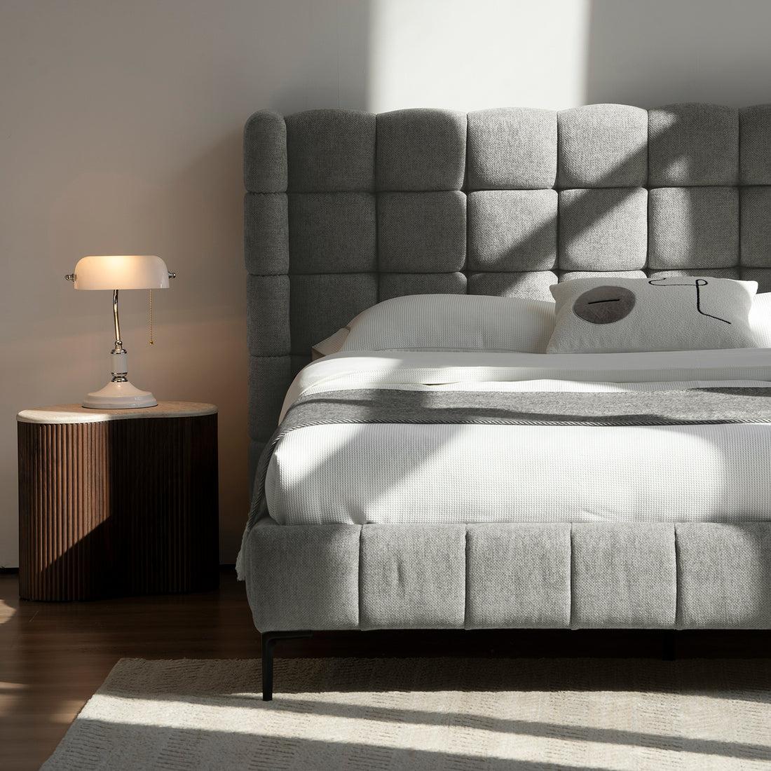 Cama Toledo Queen Gris Vista en Cuarto con Mesa Lateral