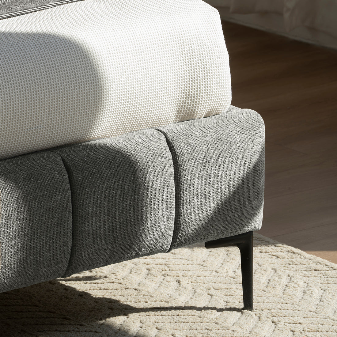 Cama Toledo Queen Gris Vista de la Base en Detalle, foto ambientada