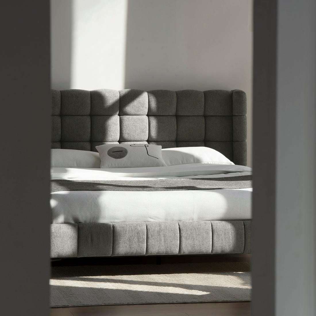 Cama Toledo Queen Gris Vista Lejana en Cuarto