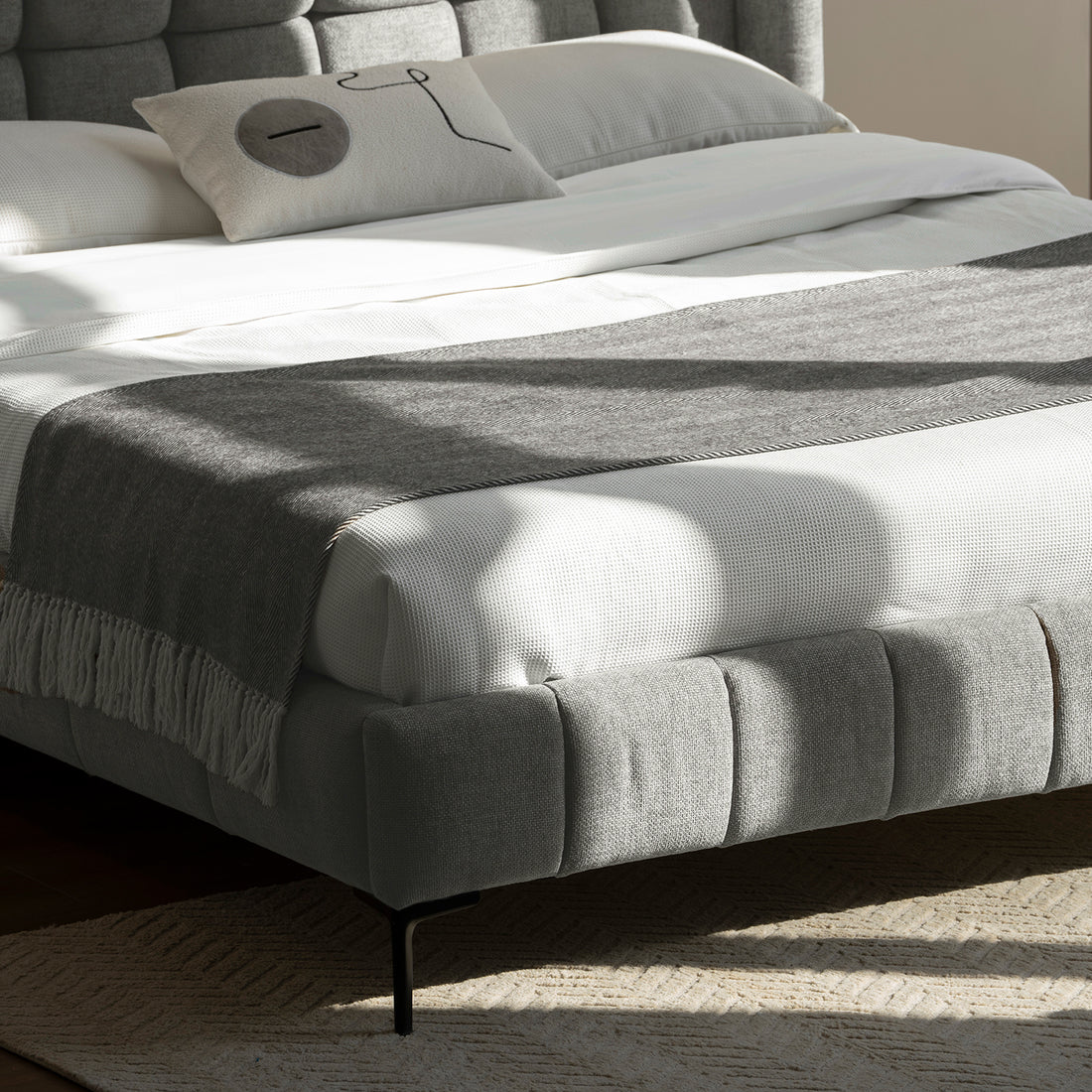 Cama Toledo Queen Gris Vista de Detalle de la Esquina de la Base en Cuarto