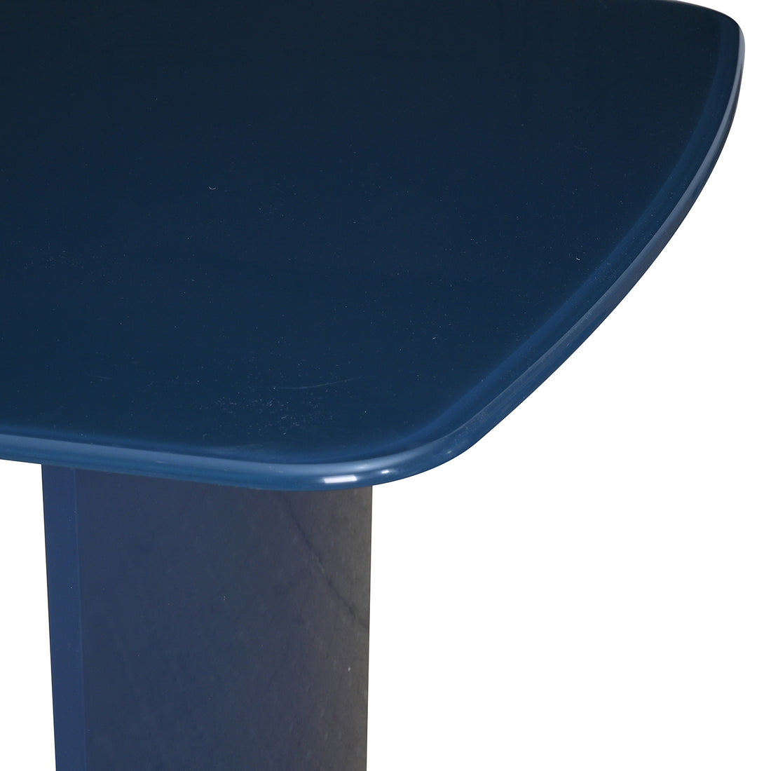 Mesa de Comedor Cali Azul Vista en detalle de la cubierta con las patas 