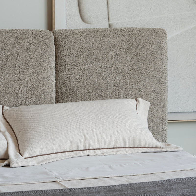 Cabecera Granada Queen Size Vista a Detalle con una sola almohada dentro de un cuarto