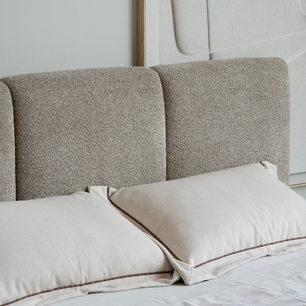 Cabecera Granada Queen Size Vista a Detalle con almohadas en cuarto 