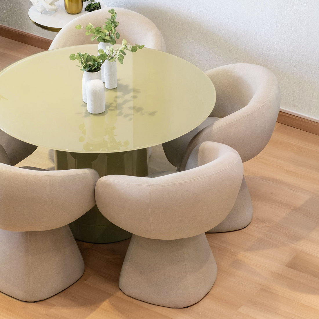 Silla Doha Beige en comedor, foto ambientada