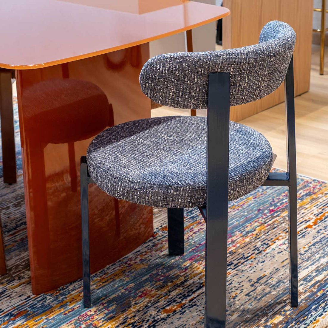 Silla Florida Azul en comedor costero, foto ambientada