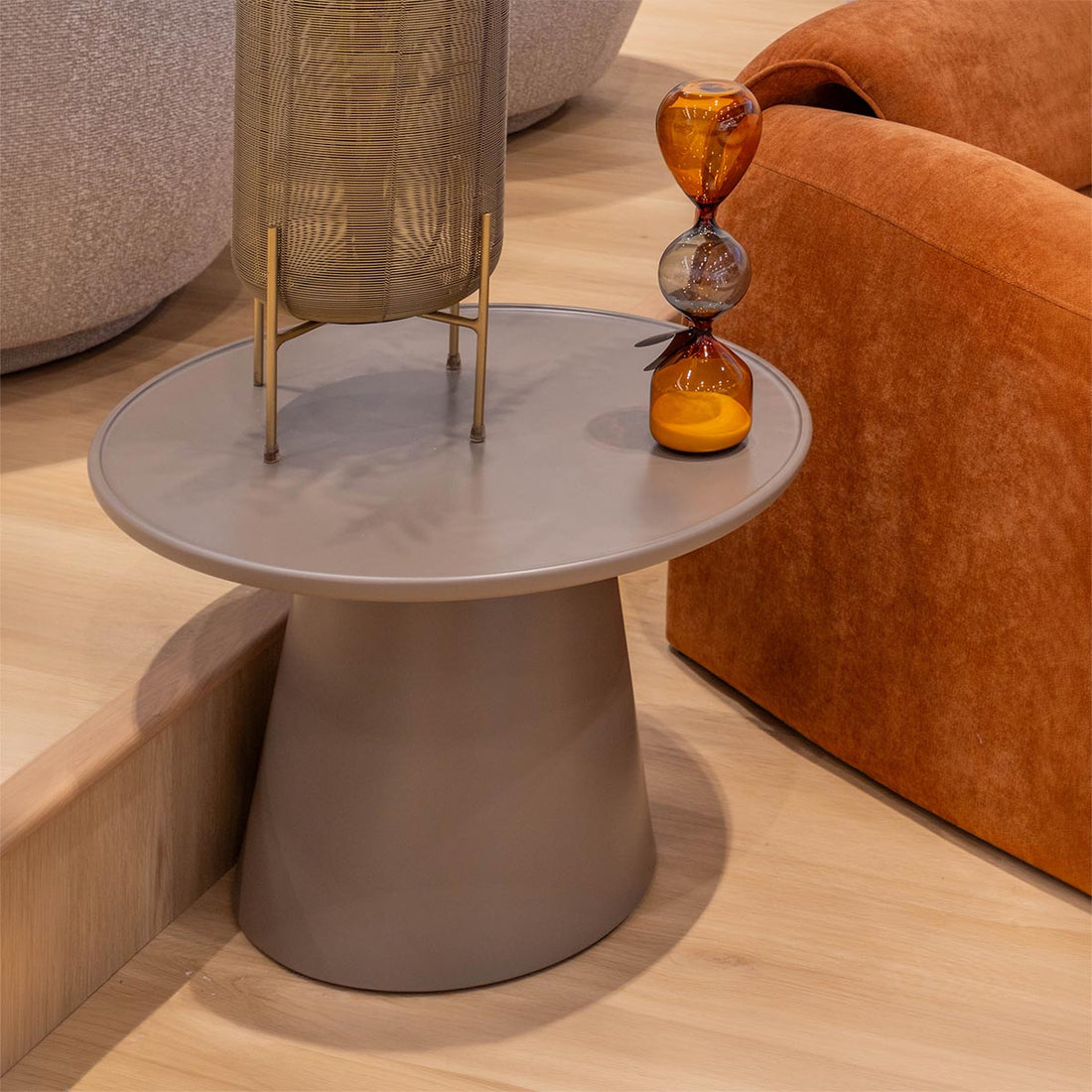 Mesa Lateral Ginebra Taupé en sala junto a Mesa Zurich, foto ambientada