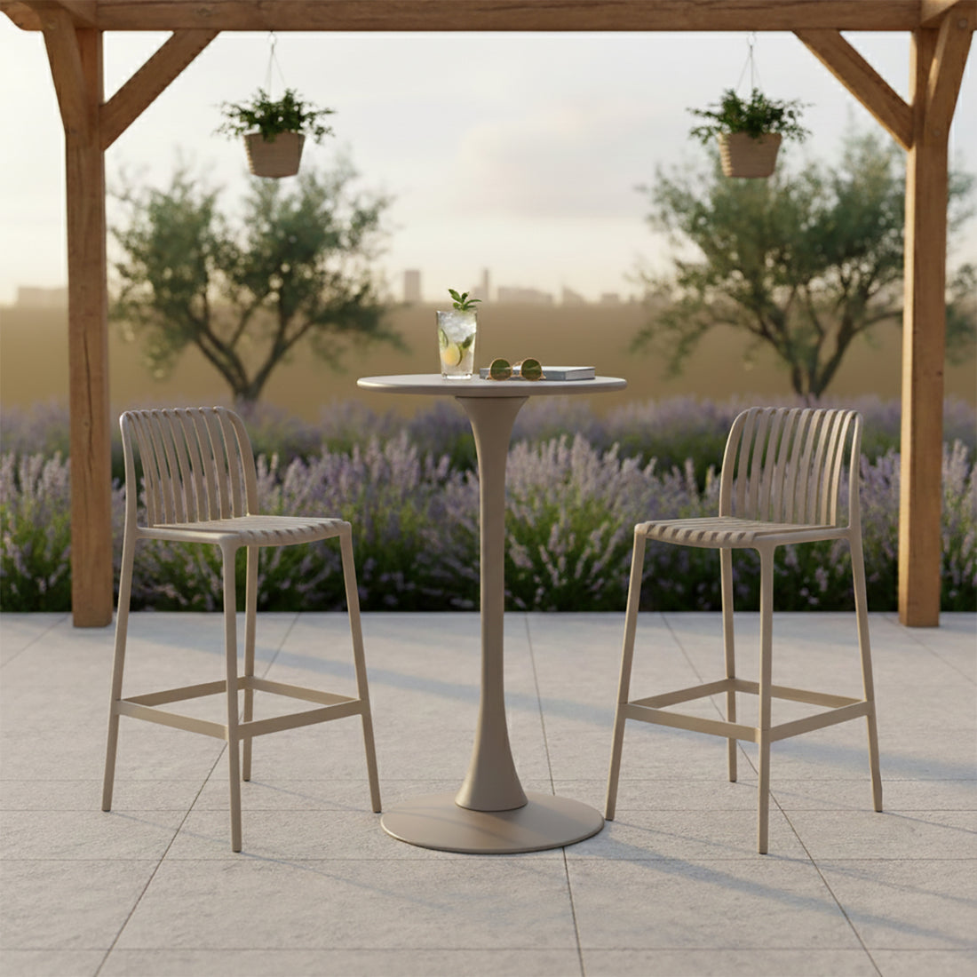 Mesa Alta Mallorca en terraza con pérgola, foto ambientada