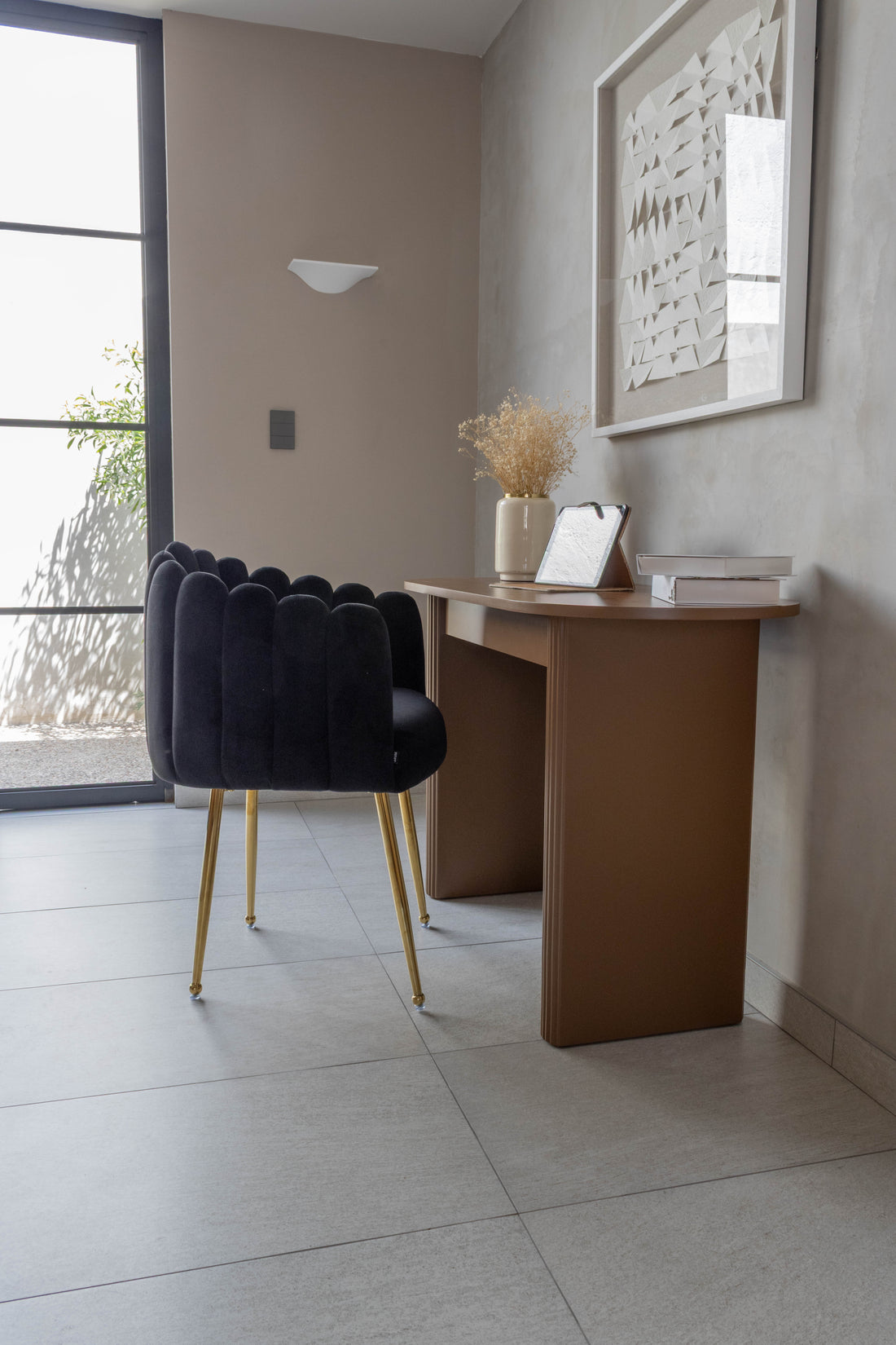 Credenza Togo Negra Vista Lateral en Habitación