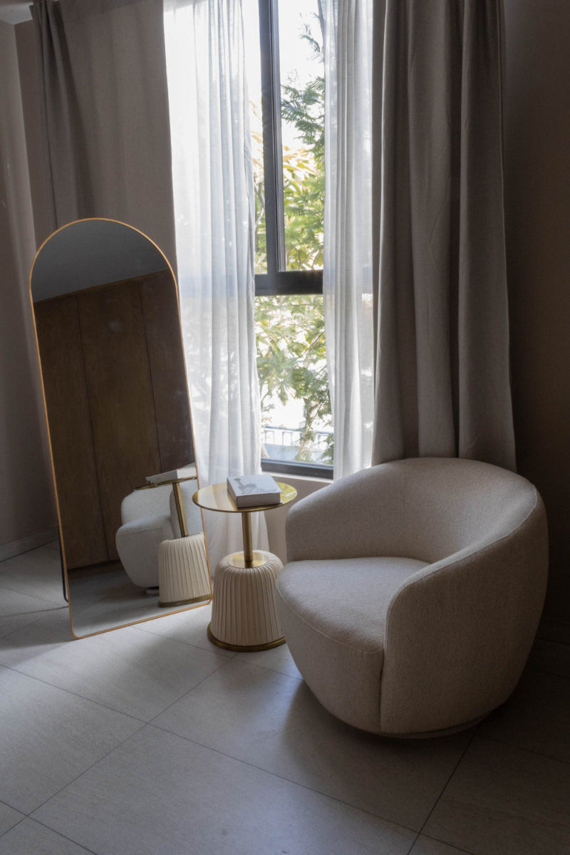 Sillón Giratorio Biarritz Beige en habitación, foto ambientada