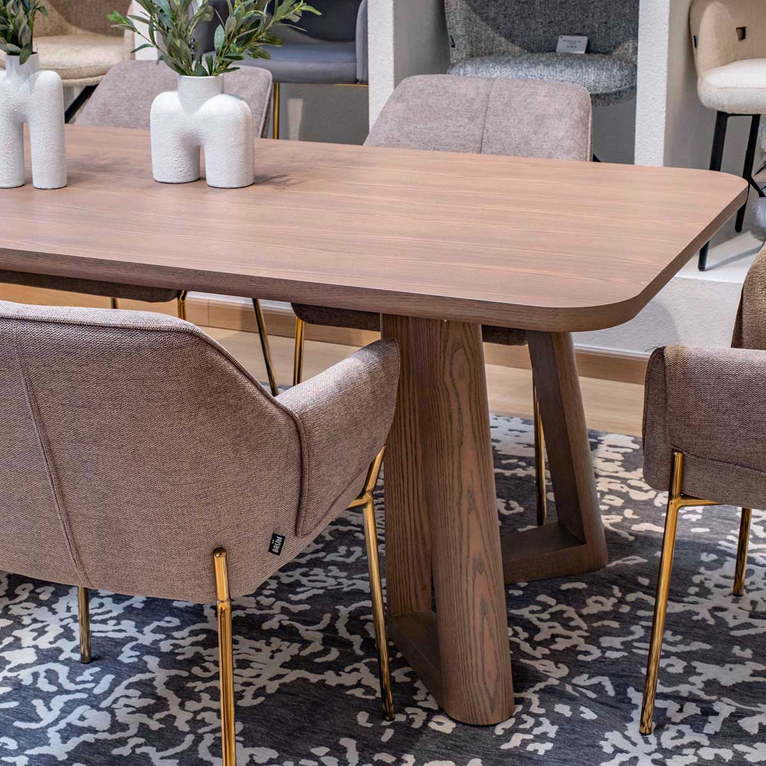 Mesa de Comedor Jaipur Nogal en comedor con sillas grises, foto ambientada