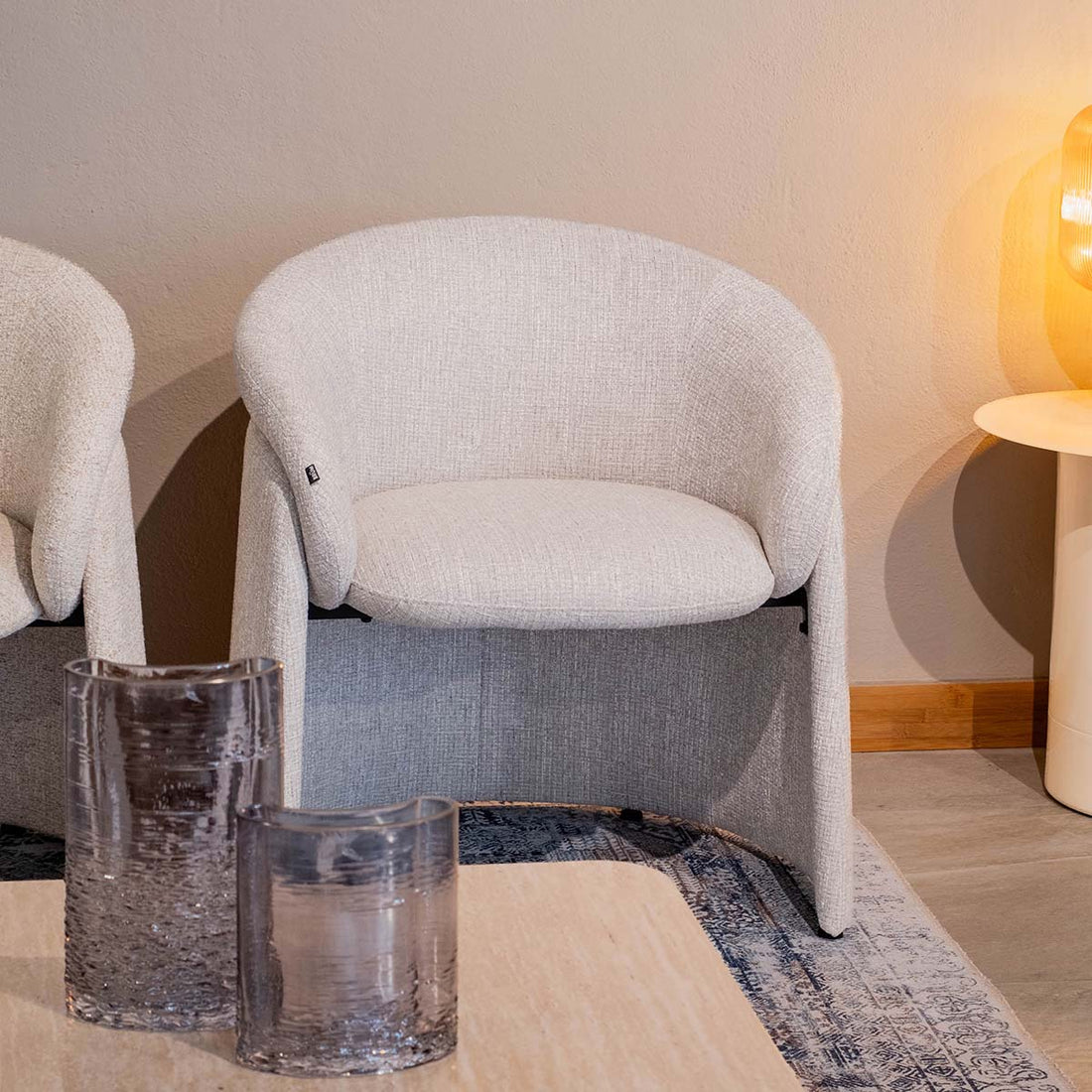 Sillón Jordania Gris en sala, foto ambientada