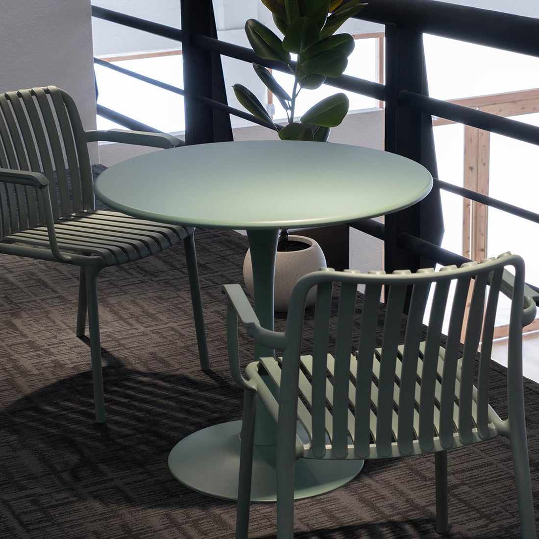Mesa Baja Mallorca en terraza con pérgola, foto ambientada