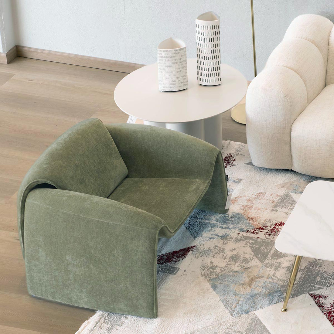 Sillón Melbournee Verde en sala tipo galería, foto ambientada