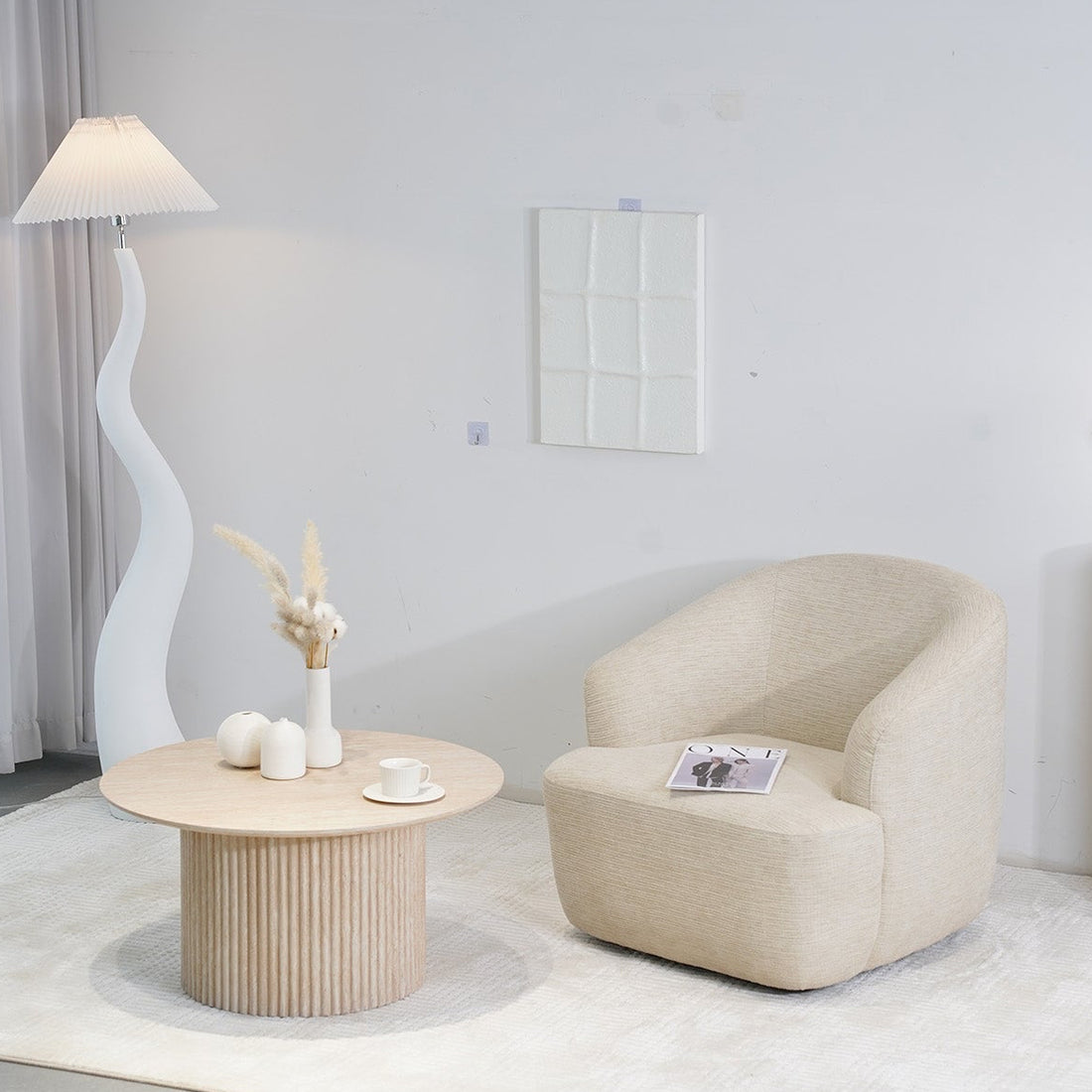 Mesa de Centro Oporto Vista en cuarto lifestyle con cuarto claro, lámpara con curvas, sillón individual en una vista de perspectiva