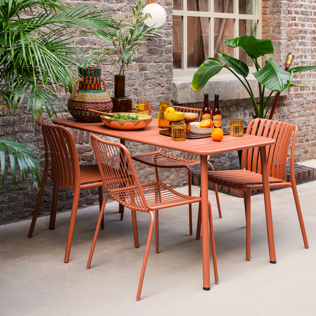 Mesa de Exterior Formentera Naranja en terraza, foto ambientada