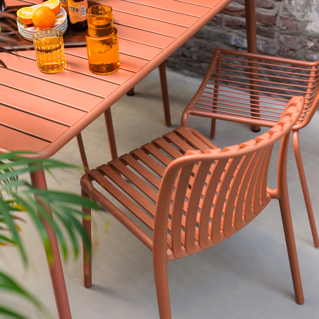 Mesa de Exterior Formentera Naranja en terraza, foto ambientada