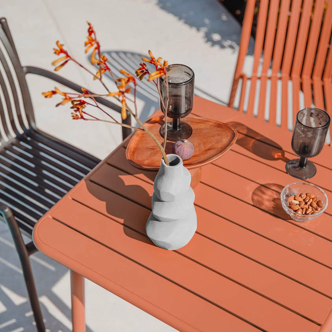 Mesa de Exterior Ibiza Naranja en terraza, foto ambientada