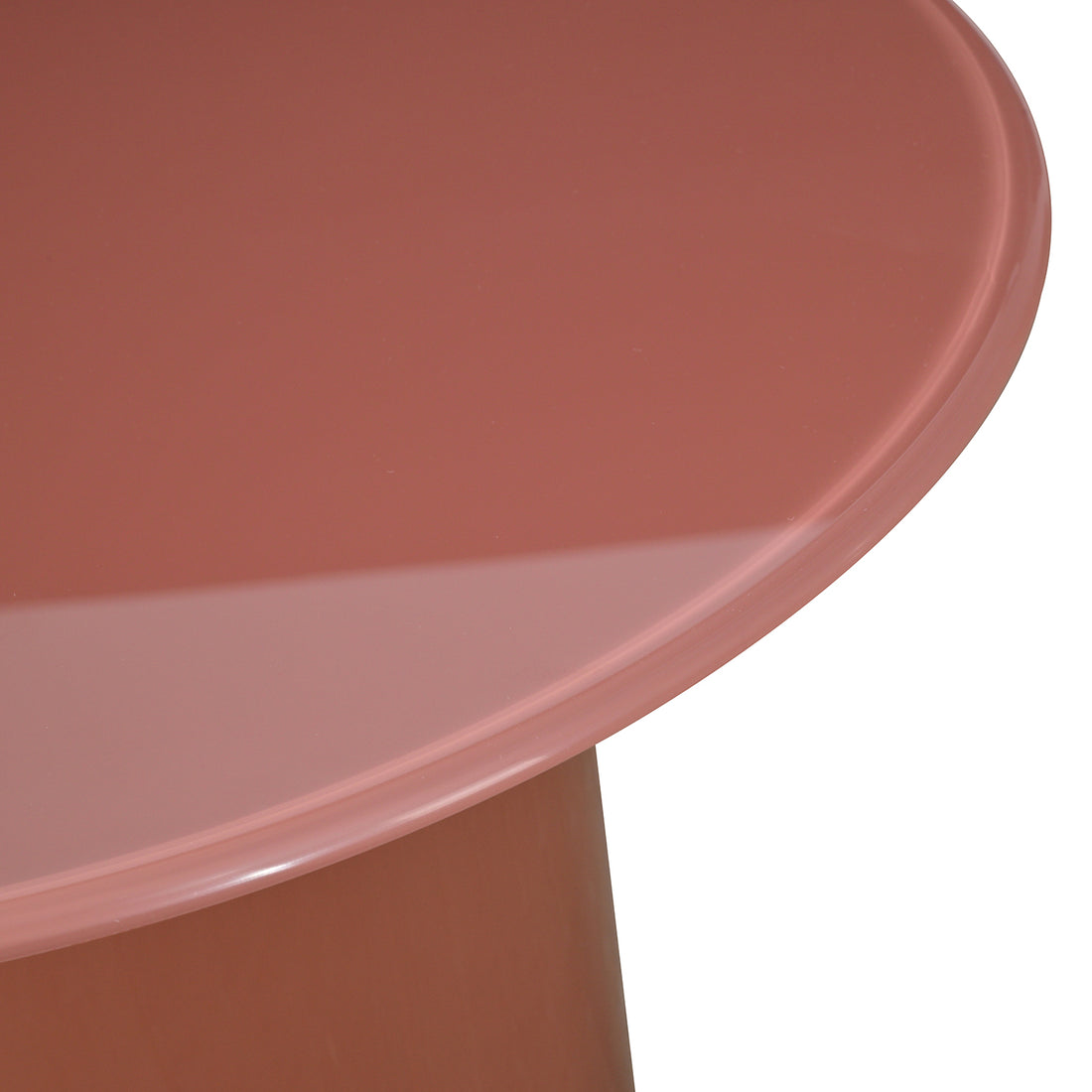 Detalle de la tapa de la Mesa Lateral Florencia color rosa sobre fondo blanco