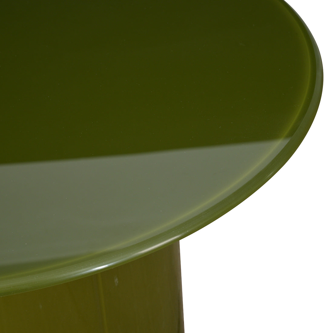 Detalle de la tapa de la Mesa Lateral Florencia color verde sobre fondo blanco