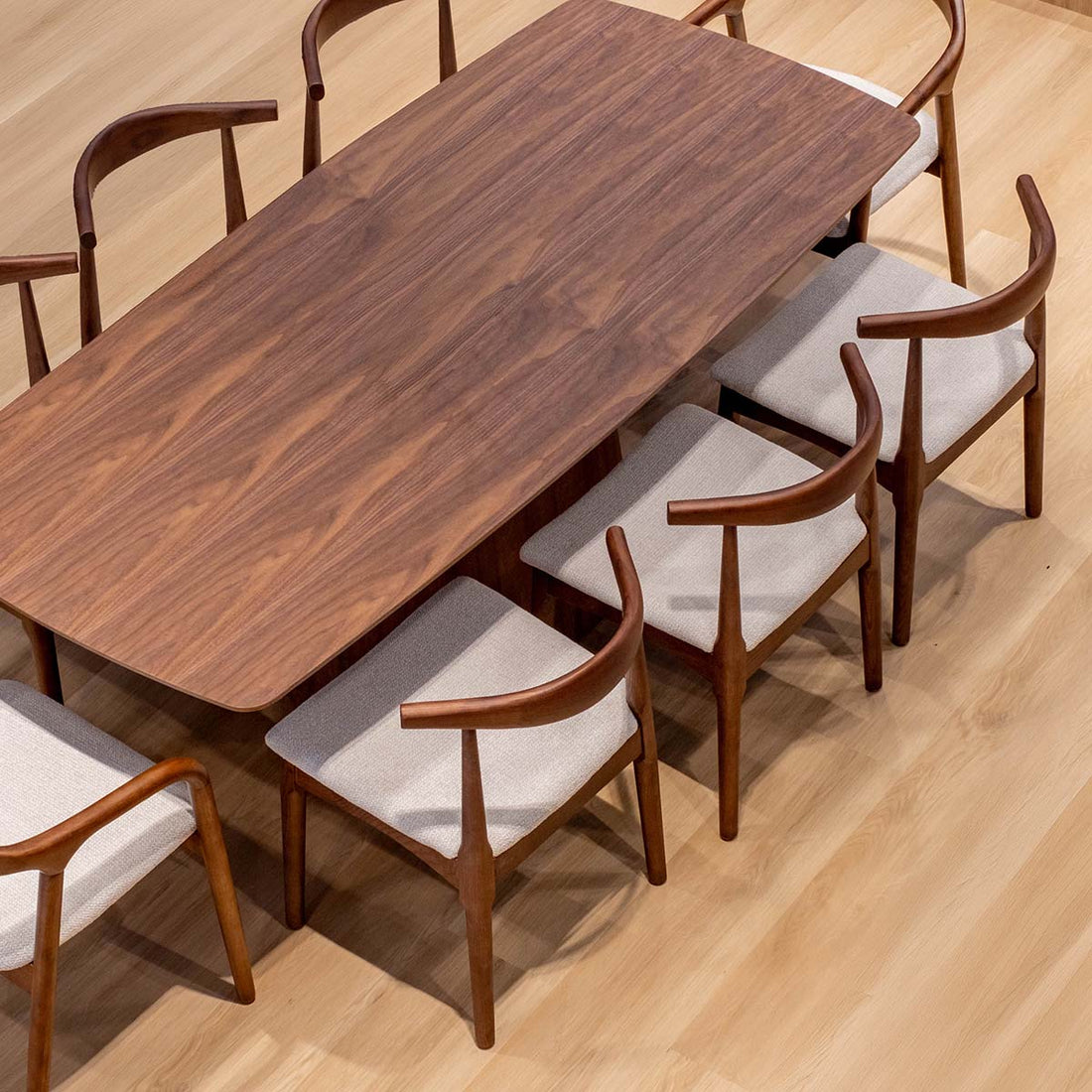 Silla Oviedo Nogal Beige en comedor, foto ambientada