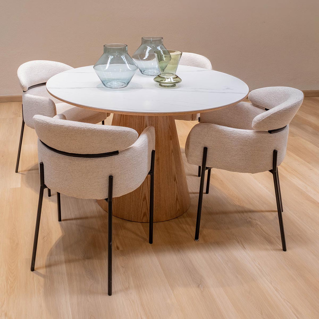 Silla Padua Present Beige en comedor, foto ambientada