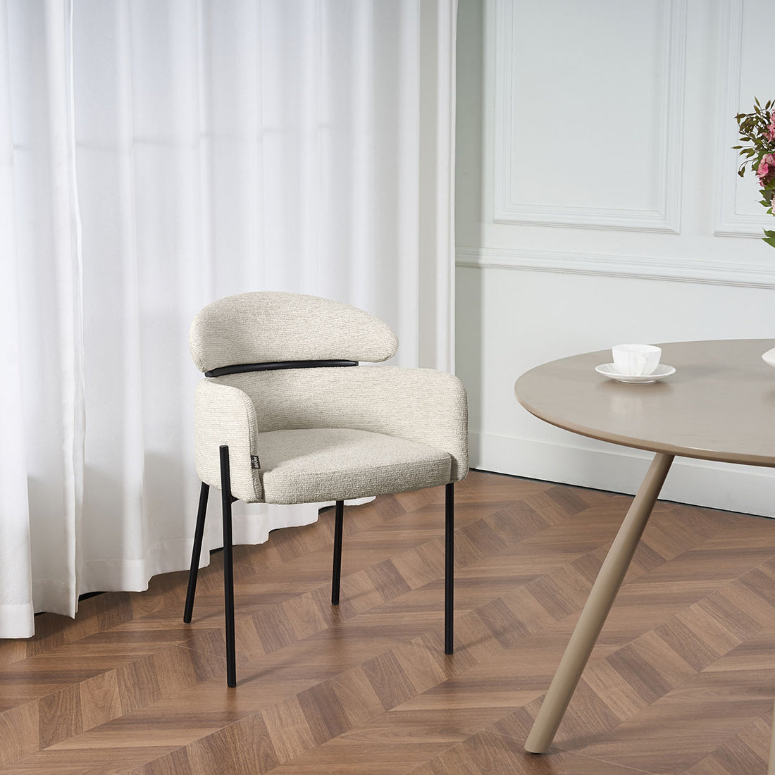 Silla Padua Present Beige en comedor, foto ambientada