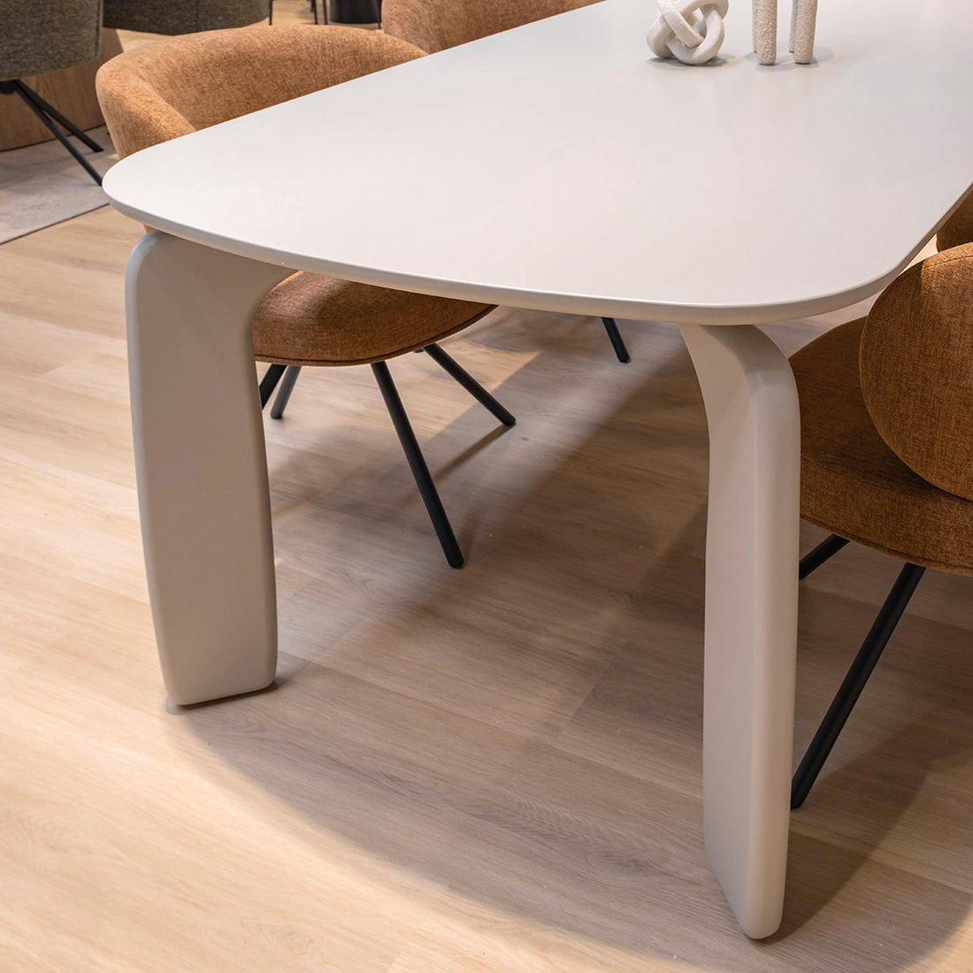 Mesa de Comedor Río Greige en comedor, foto ambientada
