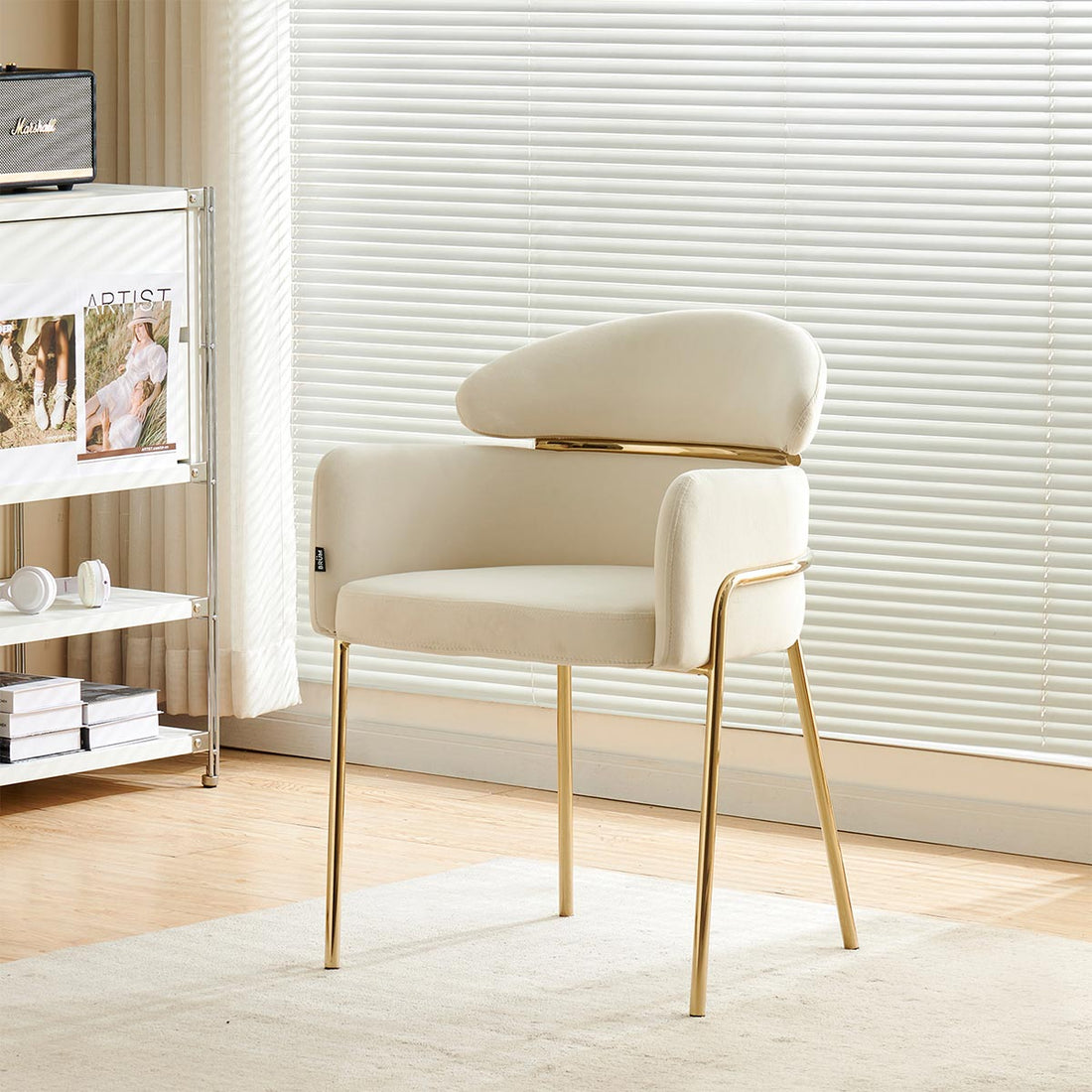 Silla Corey Beige en comedor con Mesa Zadar, foto ambientada